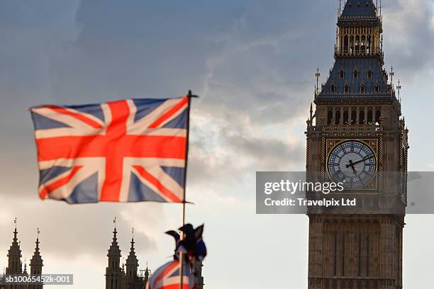 uk, london, big ben and british flag - 西敏市 倫敦 個照片及圖片檔