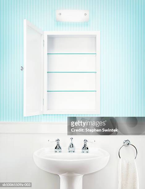 empty medicine cabinet in residential bathroom - armário de banheiro - fotografias e filmes do acervo