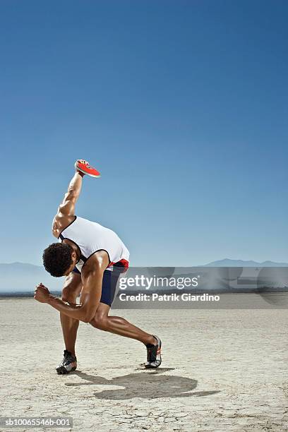 athlete throwing discus - discus photos et images de collection
