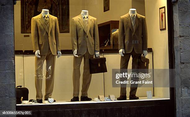 clothes on mannequins at outdoor shop - completo da uomo foto e immagini stock