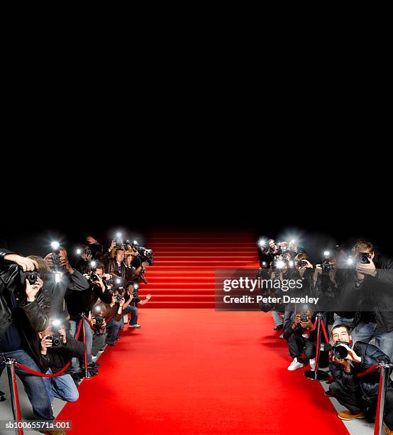 paparazzi photographers along red carpet - fama fotografías e imágenes de stock