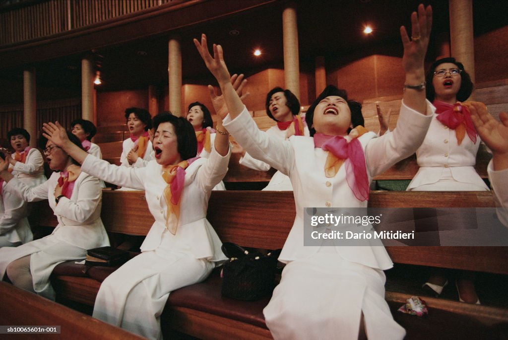 Members of Yoido Full Gospel Church, singing