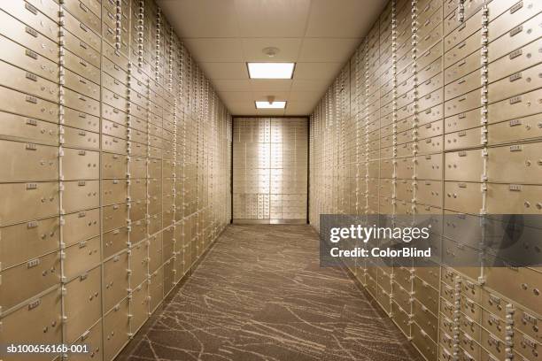 empty bank vault with safety deposit boxes - kluisdeur stockfoto's en -beelden