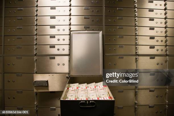 open safety deposit box with cash inside - caixa de depósito de cofre - fotografias e filmes do acervo