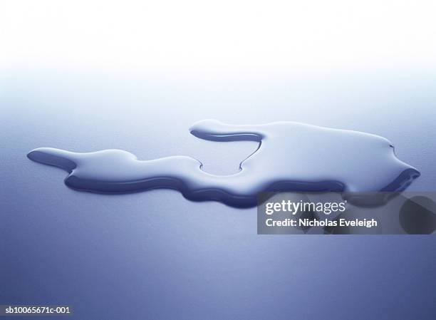 puddle of water on white surface, studio shot - puddle foto e immagini stock