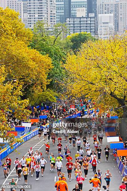 marathon runners on road - new york personas fotografías e imágenes de stock