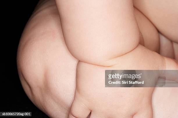 baby boy (6-9 months), close-up of arm and leg - baby skin fotografías e imágenes de stock
