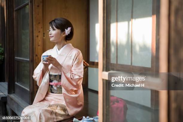 24 432点の着物 横のストックフォト Getty Images 24 432点の着物 横のストックフォト Getty Images