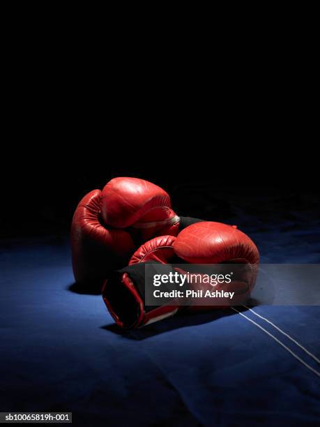 red boxing gloves - boxa bildbanksfoton och bilder