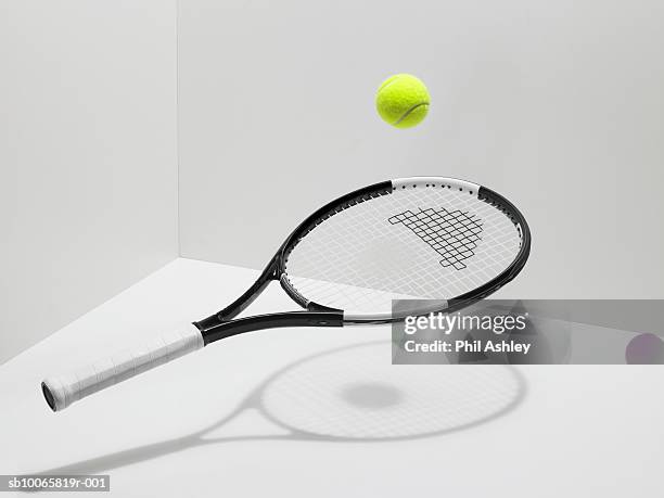 tennis racket and ball on white background - balle de tennis photos et images de collection
