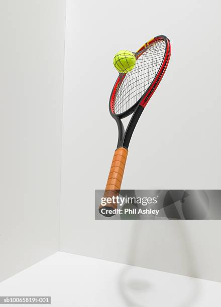 tennis ball into racket netting - red artículos deportivos fotografías e imágenes de stock