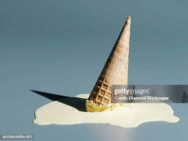 fallen ice cream, close-up - eis schmelzen stock-fotos und bilder