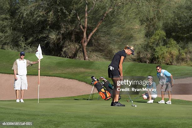 group of people on golf course, woman putting - championship day four stockfoto's en -beelden