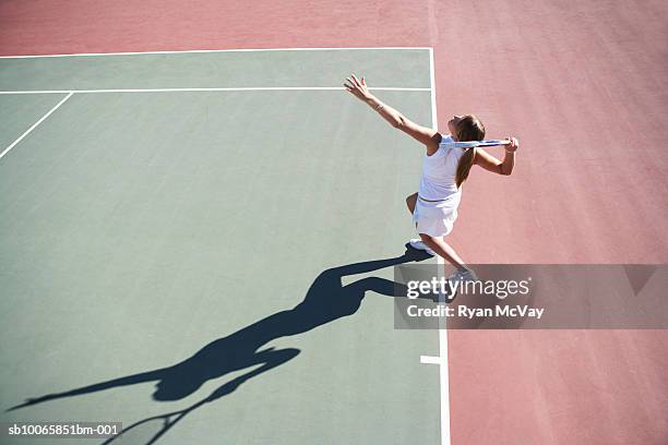 young woman playing tennis, elevated view - tênis esporte de raquete - fotografias e filmes do acervo