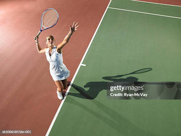 young woman playing tennis, elevated view - tennis stockfoto's en -beelden