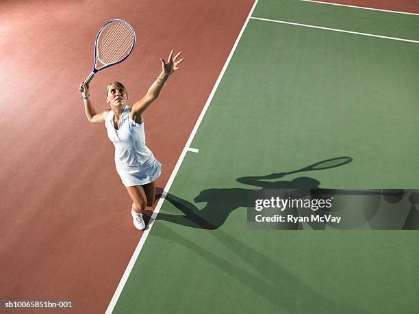 young woman playing tennis, elevated view - tênis esporte de raquete - fotografias e filmes do acervo