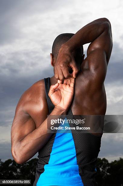 athlete stretching outdoors, rear view - mãos atrás das costas - fotografias e filmes do acervo