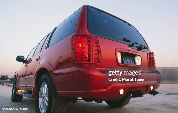 red suv near beach, rear view - suv stockfoto's en -beelden