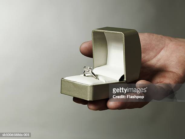 man holding engagement ring - 訂婚戒指 個照片及圖片檔
