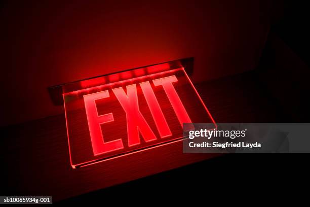 exit sign illuminated, close-up, low angle view - uitgang stockfoto's en -beelden