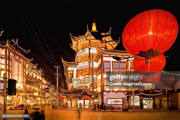 china, shanghai, yuyuan shopping district with decorative lights, night - yu yuan gardens stock pictures, royalty-free photos & images