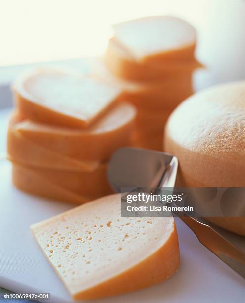 sliced gouda cheese - queso gouda fotografías e imágenes de stock