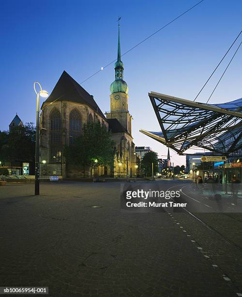 germany, dortmund, reinoldikirche church and tram stop - dortmund stad stock-fotos und bilder