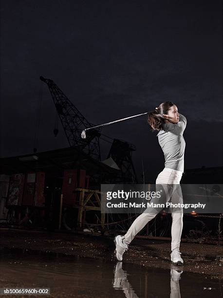young woman playing golf in street - golf swing 個照片及圖片檔