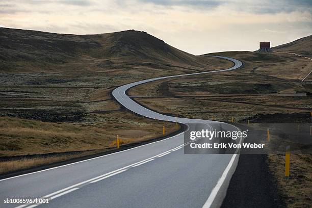 iceland, south bound road toward grindavik - strada tortuosa foto e immagini stock