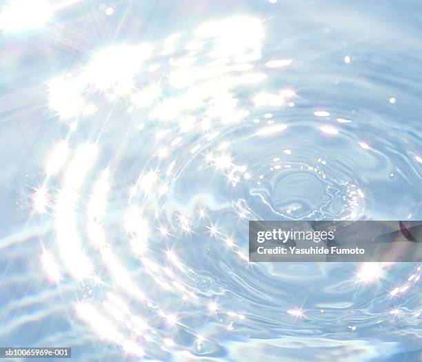 light reflecting in water, close-up (digital composite) - 波狀的 個照片及圖片檔