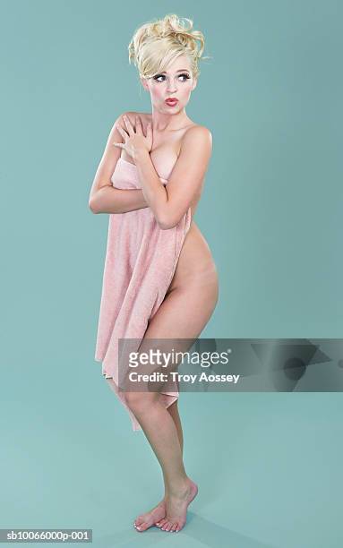 young woman wrapped in towel - 40s pin up girls stock pictures, royalty-free photos & images