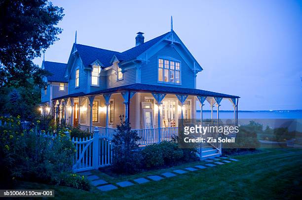 house by sea at dusk - williamsburg virgínia - fotografias e filmes do acervo