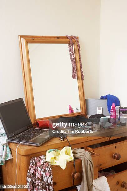 laptop on messy dressing table - chest of drawers - fotografias e filmes do acervo