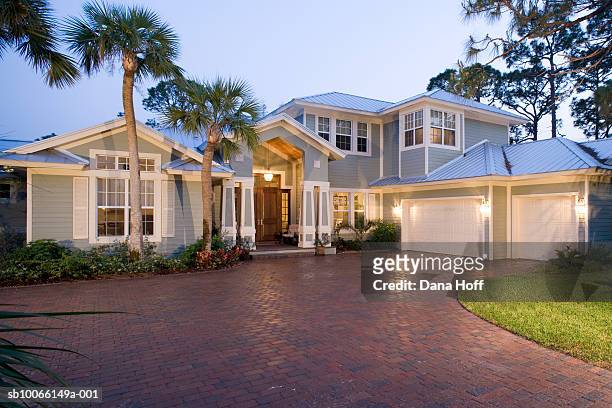 front exterior of modern house at sunset - florida us state foto e immagini stock