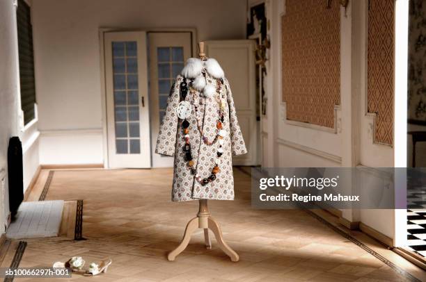 miniature coat on tailor's dummy in doll house living room - schneiderpuppe stock-fotos und bilder