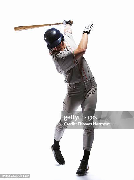 baseball player swinging bat - joueur-de-baseball photos et images de collection