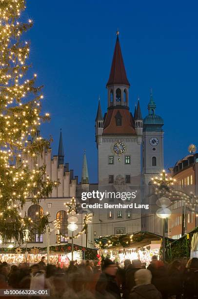 germany, munich, christmas market at marienplatz and tower of old town hall - christmas market in munich foto e immagini stock