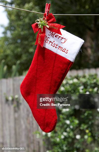 christmas stocking hanging on clothesline, outdoors - sb10066444u 001 foto e immagini stock