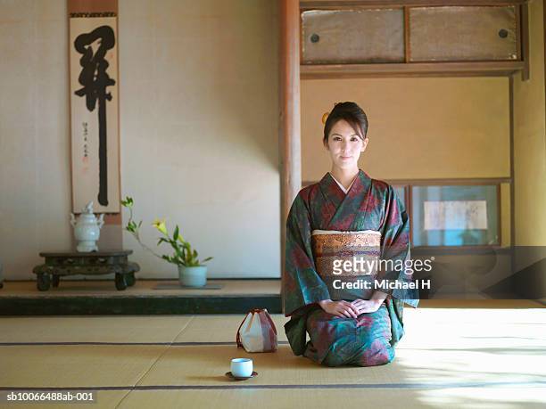 japan, kyoto, enko temple, woman in kimono kneeling in temple, portrait - kakemono japonais photos et images de collection
