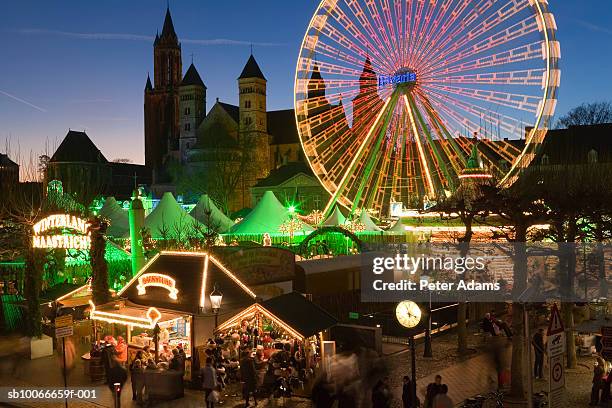 holland, maastricht, christmas market, elevated view - limburgo países bajos fotografías e imágenes de stock
