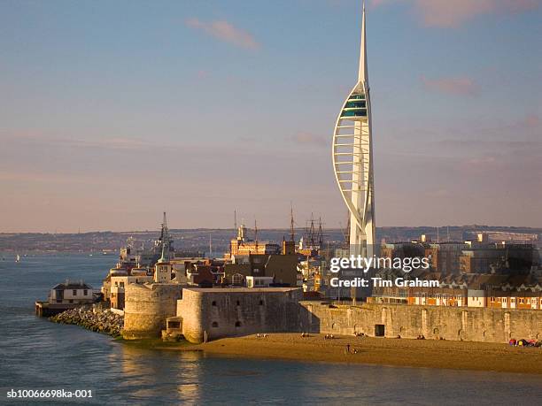 spinnaker tower, portsmouth, uk - portsmouth england stockfoto's en -beelden