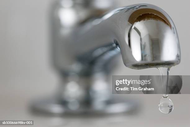 water drips from domestic tap, uk - fontein stockfoto's en -beelden