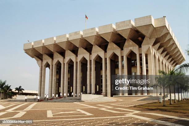 president's palace, yaounde, cameroon - daily life in yaounde stock-fotos und bilder