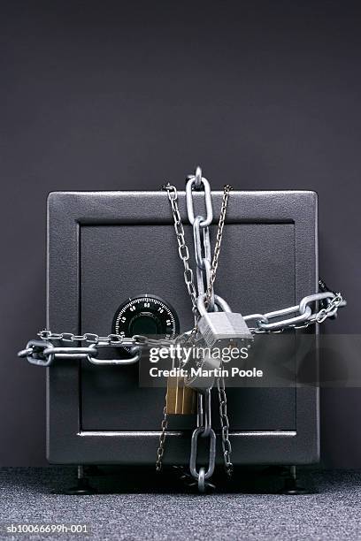 safe wrapped in chains and padlocks, close-up - kluisdeur stockfoto's en -beelden
