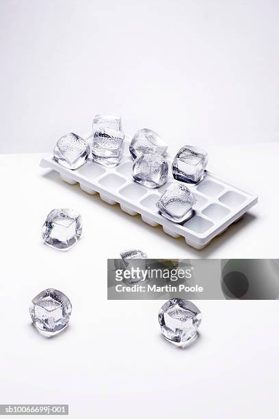 tray of melting ice cubes - ice cube - fotografias e filmes do acervo