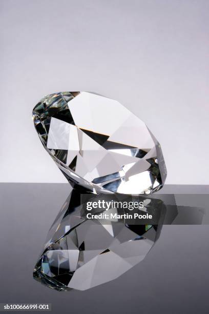 diamond with reflection, close up - diamond reflections stock pictures, royalty-free photos & images