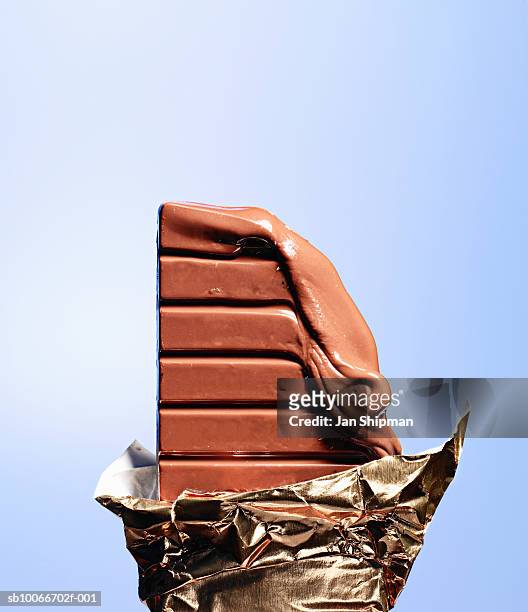 melting chocolate bar - barra de chocolate fotografías e imágenes de stock