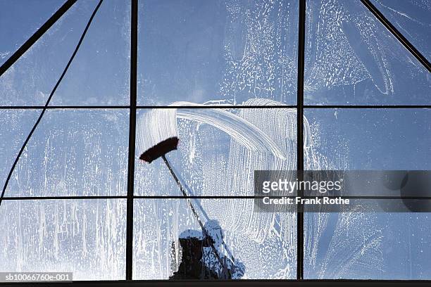 window washer on glass ceiling - limpador de janela - fotografias e filmes do acervo