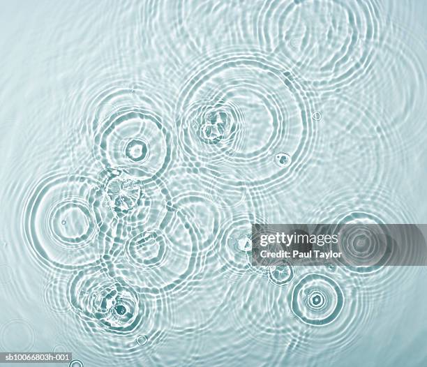 circle ripples on water surface, close-up - agua fotografías e imágenes de stock