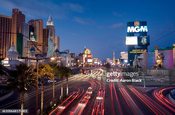 usa, nevada, las vegas, las vegas strip with skyline at night - the strip las vegas stock-fotos und bilder